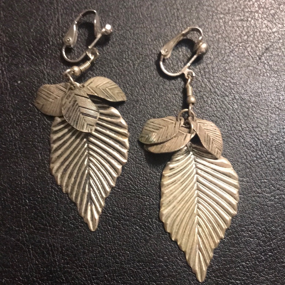 Antiqued Metal Leaf earrings 🍃